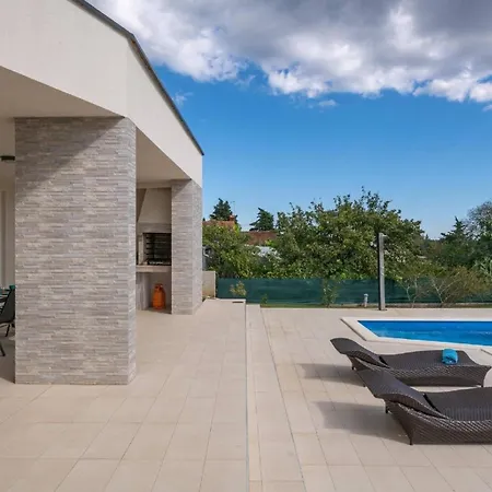 Holiday home Sandi Stinjan